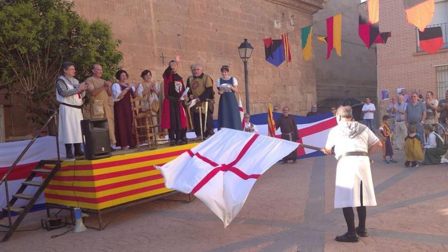 La bandera de la localidad ondeando tras la ofrenda a San Jorge. | SERVICIO ESPECIAL