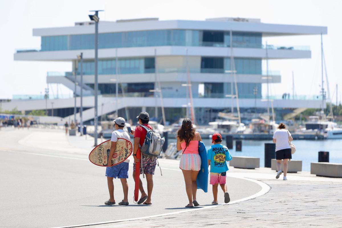 Las playas de València se llenan ante la llegada inminente de una nueva ola de calor