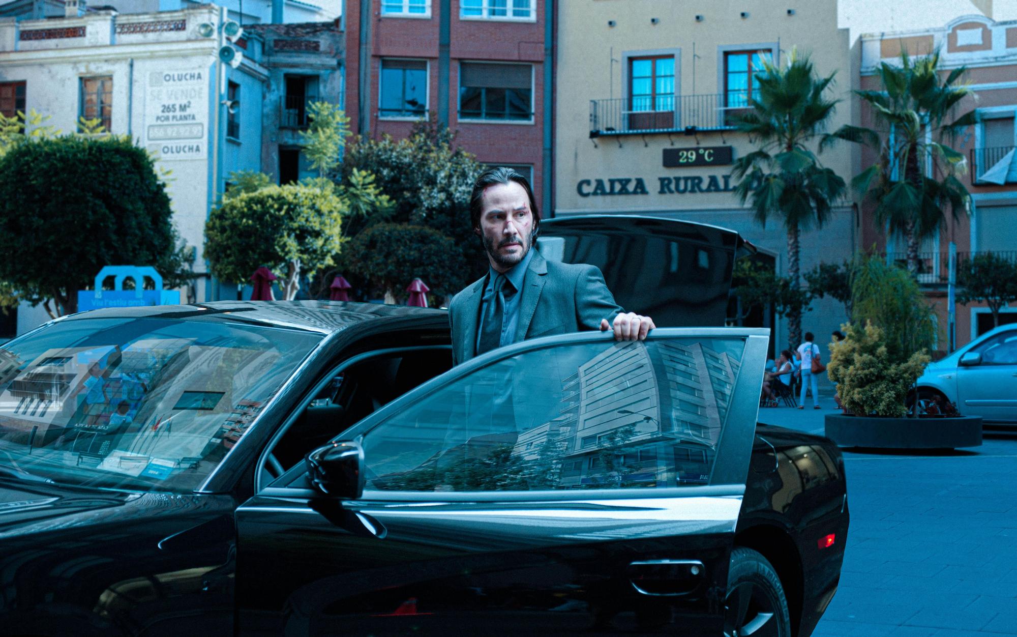 John Wick sale de un coche en el Pla.