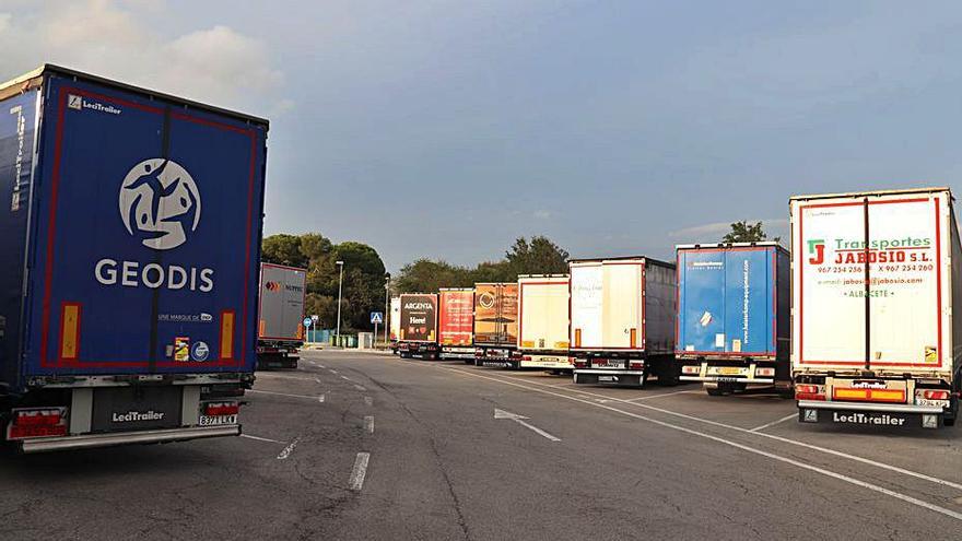 Camions estacionats sense poder circular, ahir, a Vilobí. | ALEIX FREIXAS/ACN