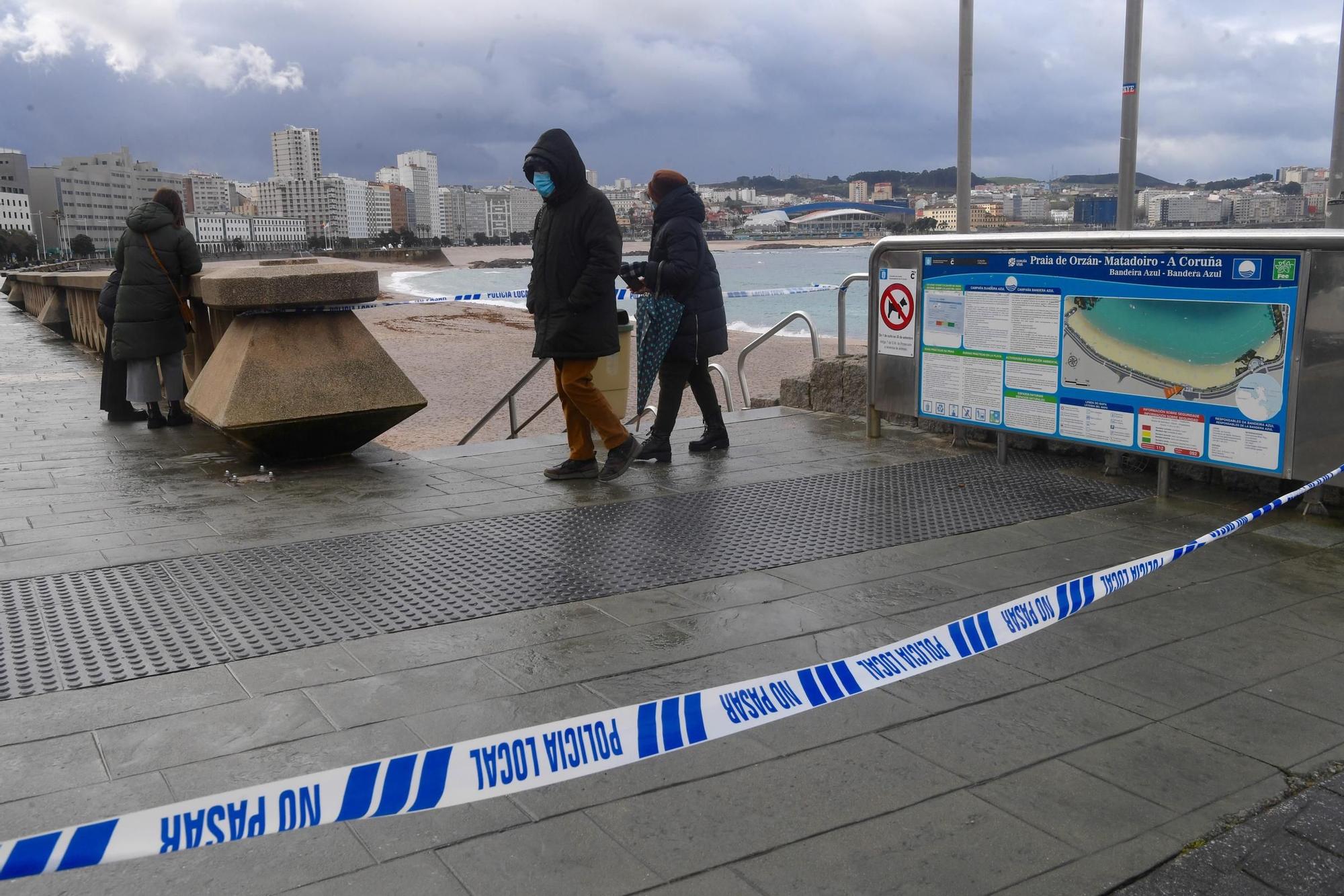 Una nueva llegada de carabelas portuguesas a las playas coruñesas prolonga el cierre de los arenales