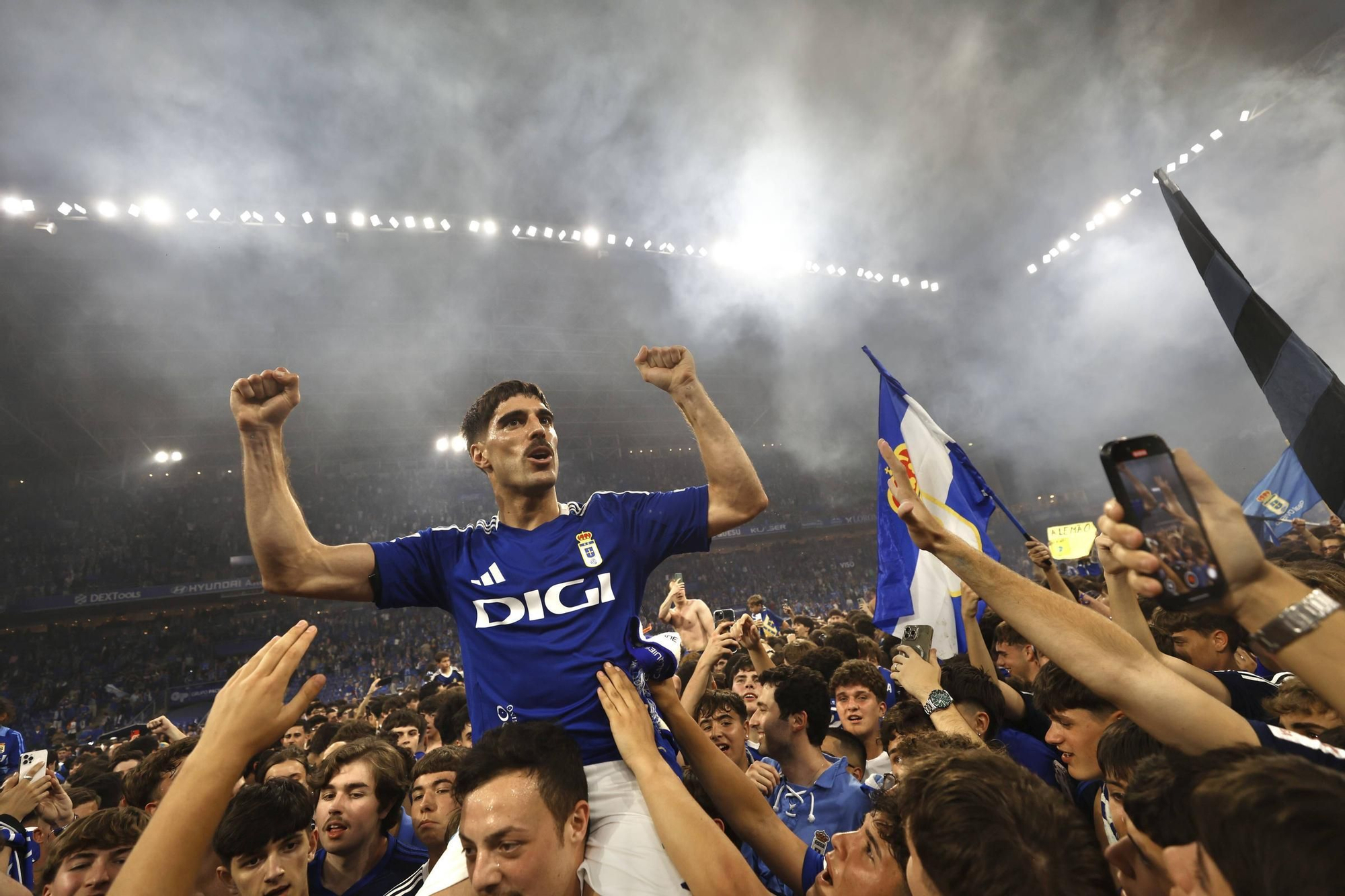 EN IMÁGENES: Así se vivió en el Carlos Tartiere la noche del ascenso del Oviedo a Primera División 24 años después