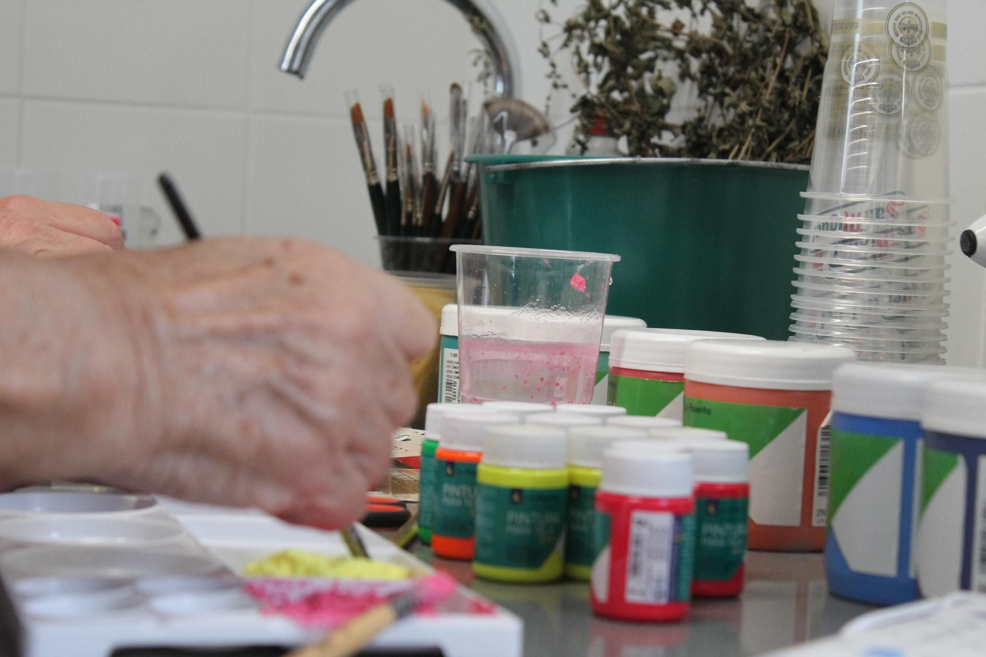 Galería de imágenes: Nietos y abuelos pintan camisetas en el taller de las fiestas de Cala de Bou