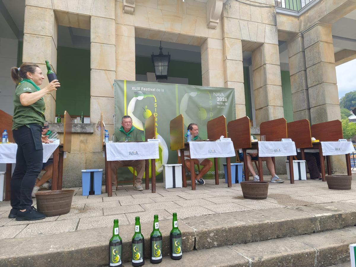 Así fue la emocionante y multitudinaria cata a ciegas para elegir la mejor sidra de Asturias en Nava
