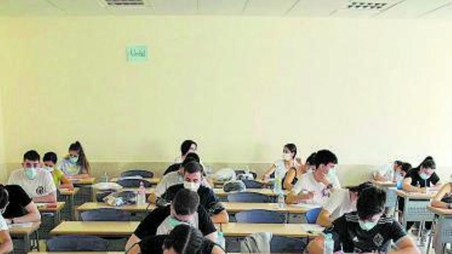 Alumnos realizando un examen en un aula. | Jose Luis Fernández