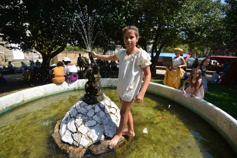 Miles de personas eligieron volver al medievo en Pontevedra en vez de refrescarse en la playa pese al calor extremo.