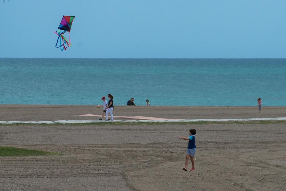 Padres e hijos aprovechan el primer día del desconfinamiento parcial de los niños menores de 14 años para dar un paseo por calles y plazas del Centro de Málaga. En la playa, algunos pequeños aprovechaban para remojarse los pies, bordeando una de las prohibiciones de esta nueva medida.