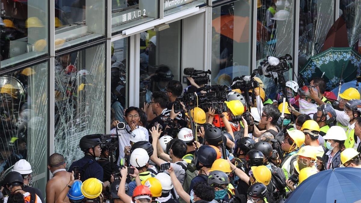 Activistas frente el Consejo Legislativo de Hong Kong