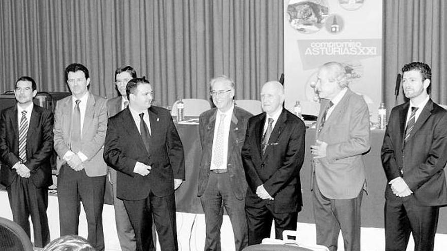 Por la izquierda, Manuel Rico, Jorge Corrales, Estanislao Piña, Isaac Pola, Vicente Luque, Ramón Madera, Gerardo Cabrera e Iván Martín, ayer, en la Politécnica.