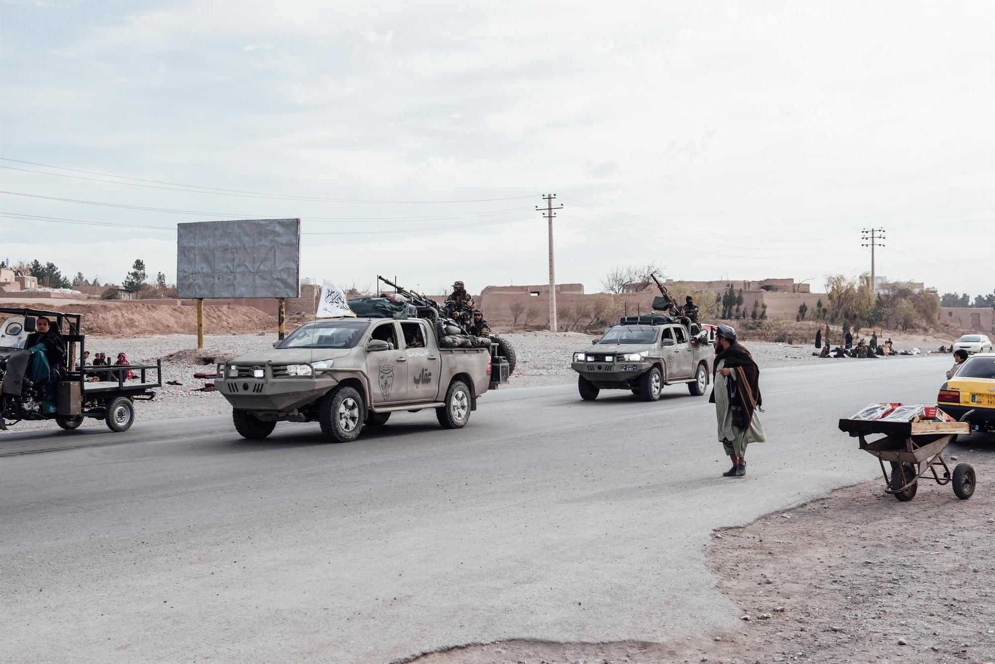 Patrulla talibán en Herat.