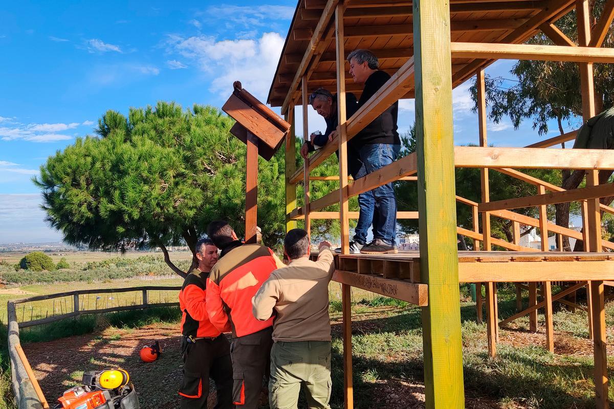 Instalación del panel con la imagen en el mirador del Altillo, muy cerca del centro de interpretación y la laguna de La Mata