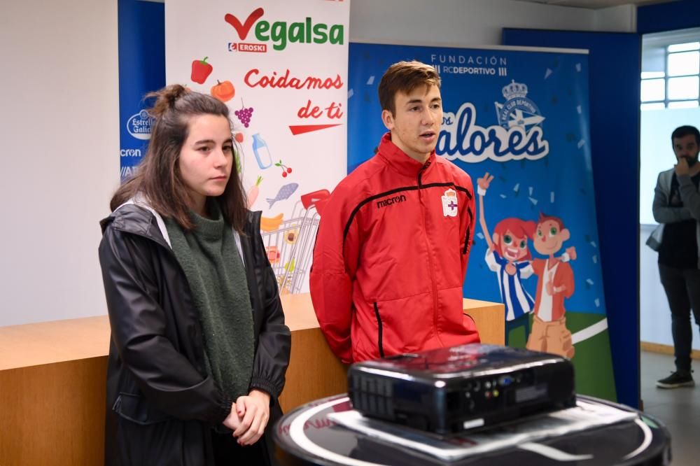 Los escolares visitaron las instalaciones deportivas de Abegondo, profundizaron en la historia del club de la mano del periodista Carlos Miranda y conocieron a los jugadores Saúl e Iris.