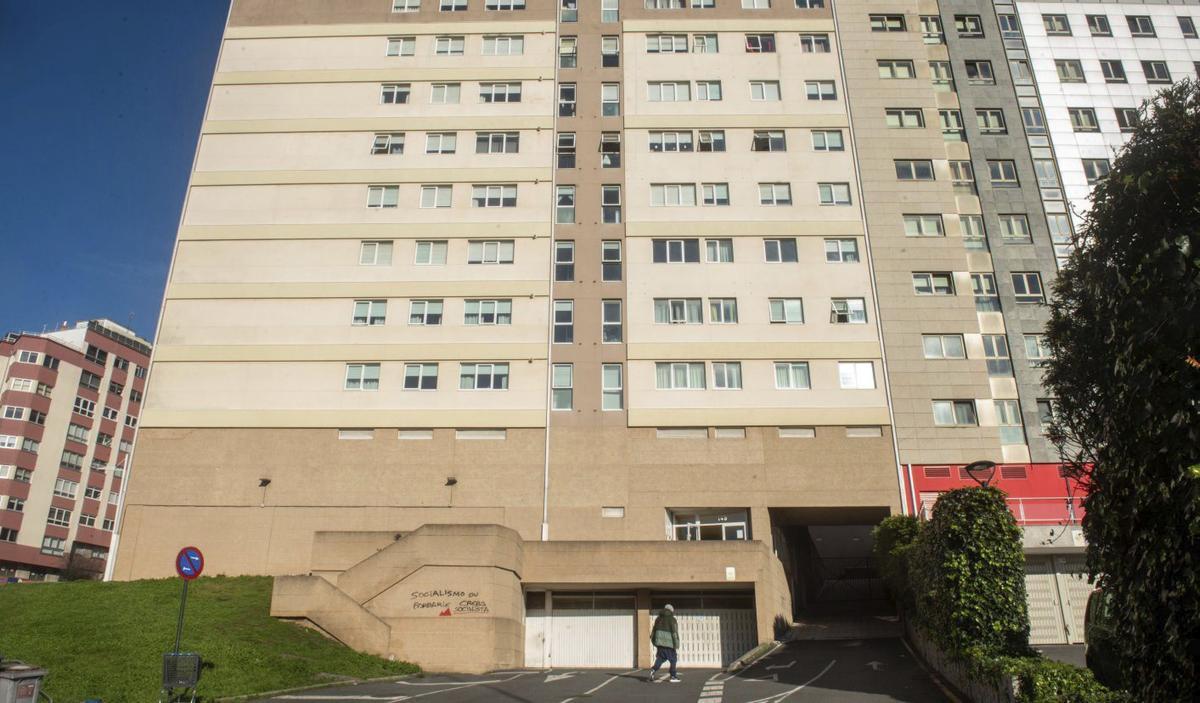 Edificio en el número 145 de la avenida Monelos, con un bajo propiedad de la Xunta. | Casteleiro