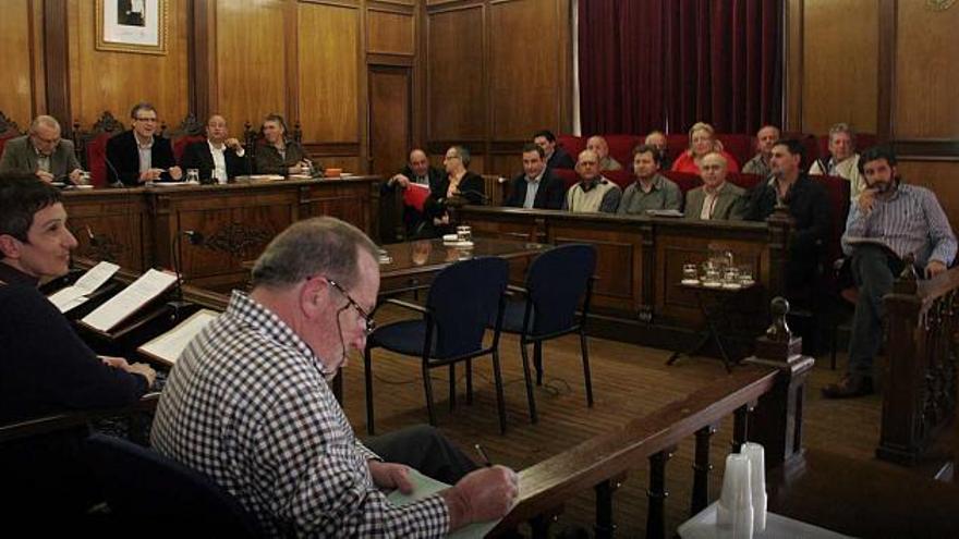 El salón de plenos del Ayuntamiento de Alcoy acogió ayer la reunión de los alcaldes de los 14 municipios constituyentes.