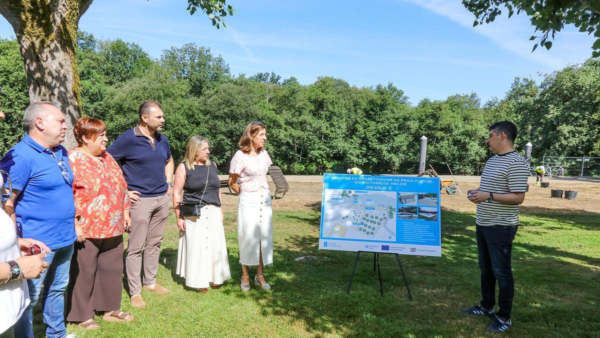 La conselleira de Medio Ambiente, en la presentación de la intervención de la Xunta en la playa fluvial del río Furelos, en Melide