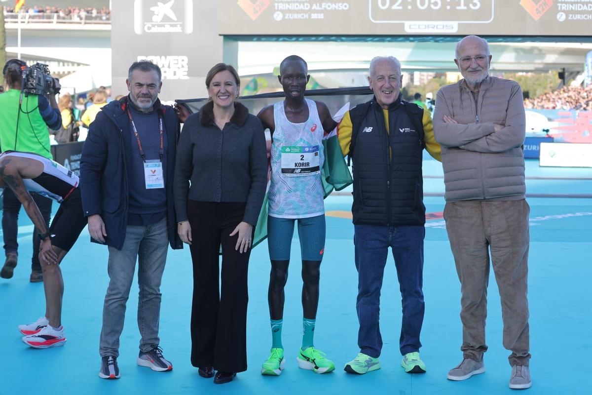 José Luís Díez Climent, María José Catalá, John Korir, Paco Borao y Juan Roig.