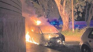 Los testigos vieron a dos personas huir del incendio de dos coches en Tafira