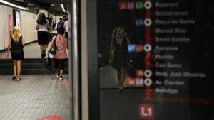 La línea 1 del metro de Barcelona, una mañana de julio.