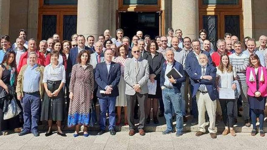 Foto de familia de responsables de la escuela, premiados y asistentes al acto oficial de San Pepe, en la sede de Torrecedeira. // Marta G. Brea