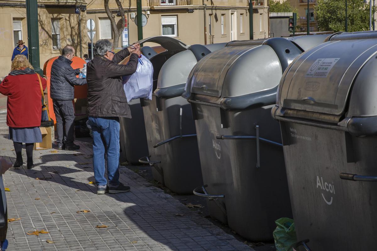 Usuarios depositando residuos en contenedores en Alcoy.