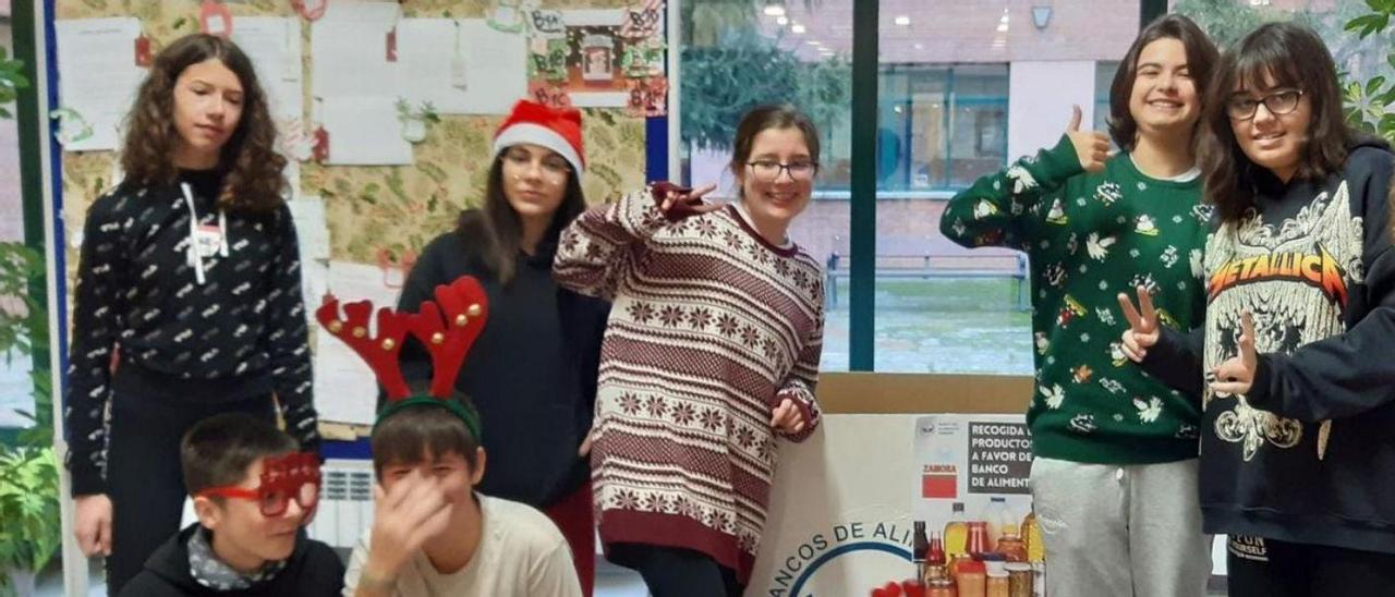 Alumnos del IES María de Molina, junto al cajón para  recoger productos para el Banco de Alimentos. | Cedida