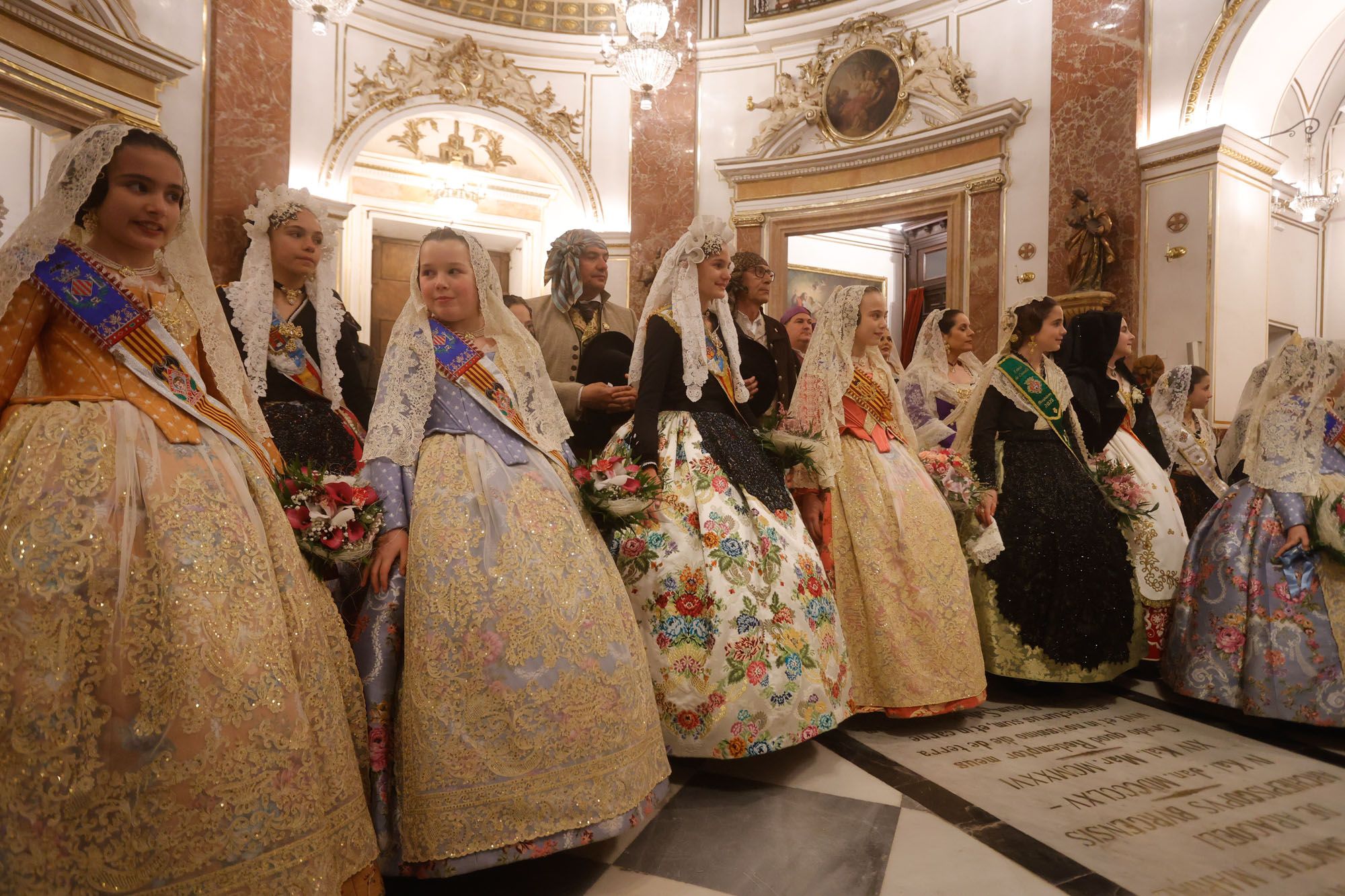 La fallera mayor infantil de València, ante la Virgen