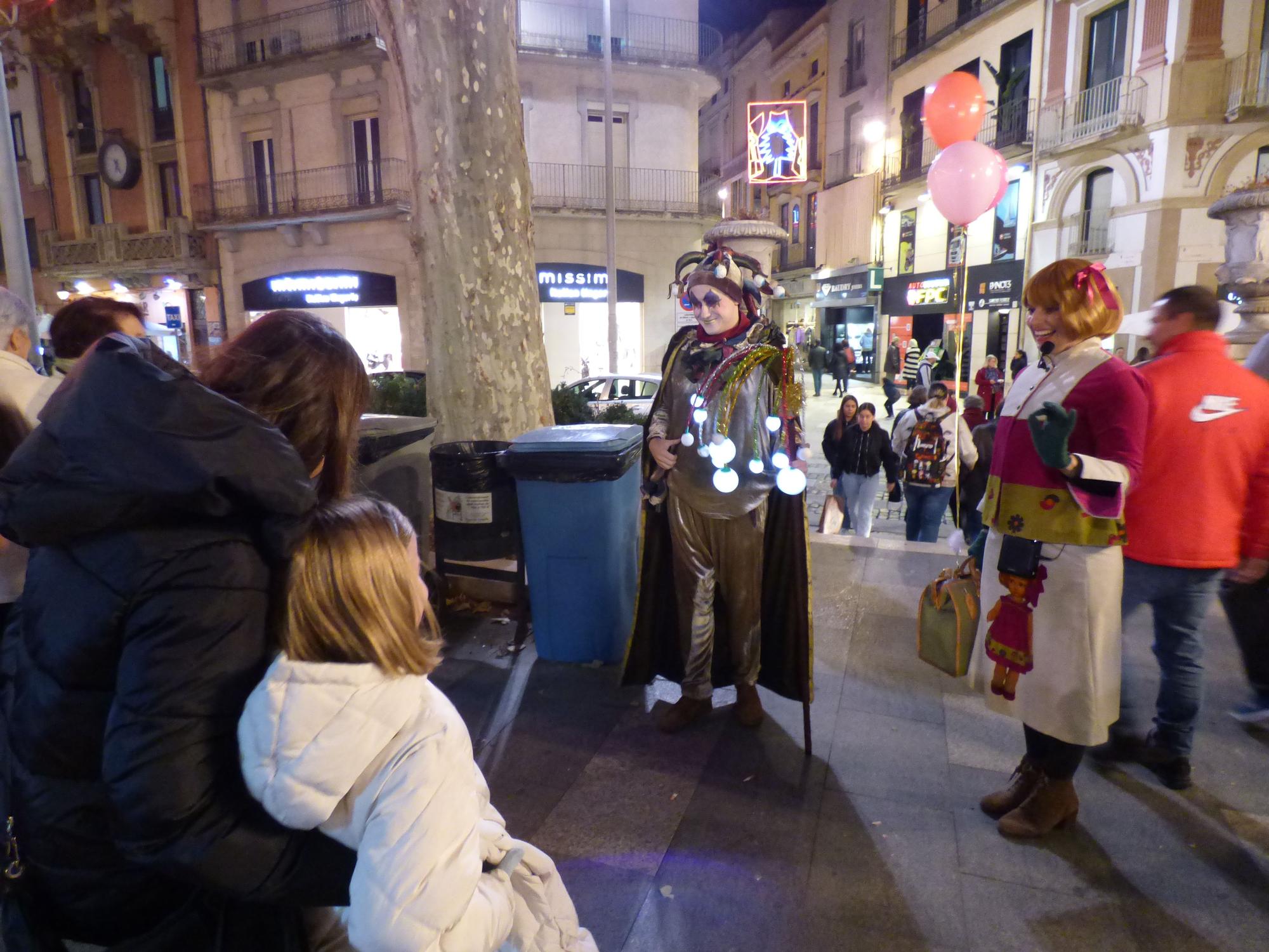 En Fumera, la Nadalina i la Bel inauguren el mercat de Nadal de Figueres