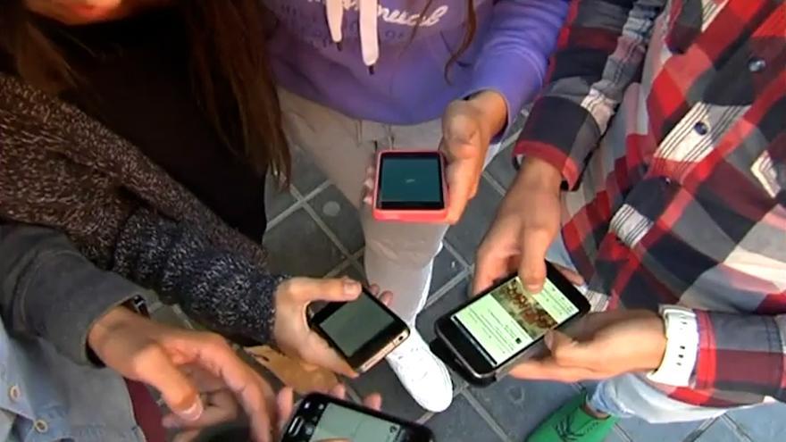 Más de la mitad de los jóvenes reconoce estar enganchado al móvil