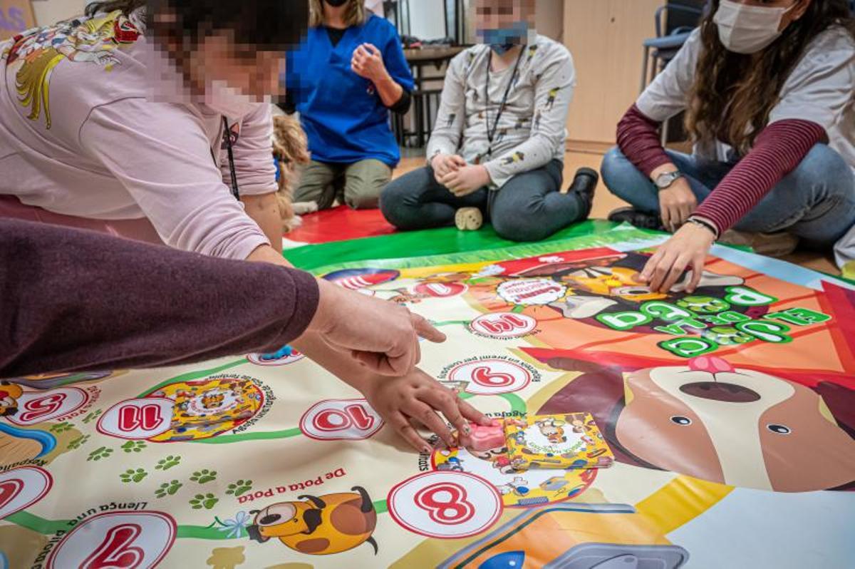 Terapia con perros, en el hospital de día de niños, en el Clínic