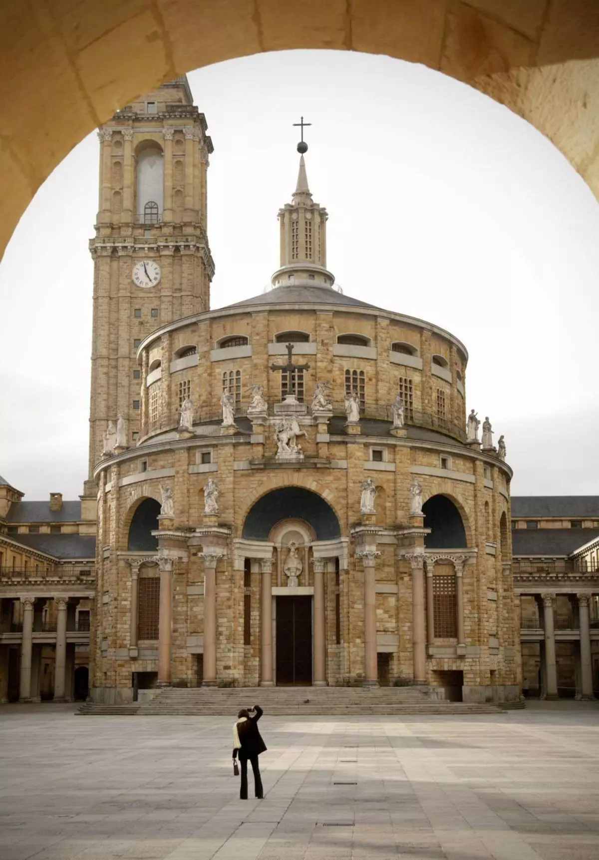 La iglesia de la Laboral sigue sin abrir porque se está "secando"