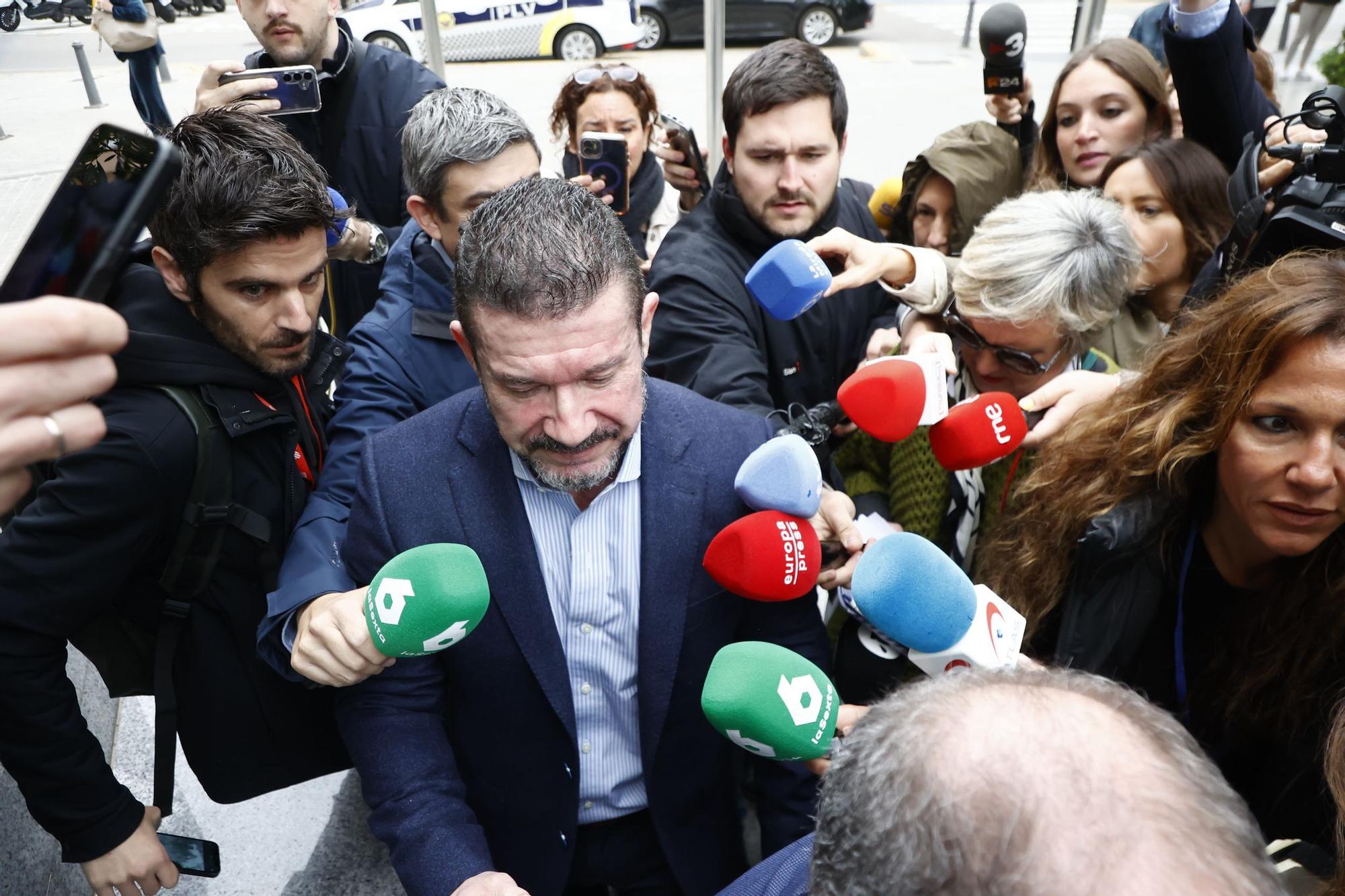 La llegada de la exconsellera Pradas y Argüeso para declarar como imputados por la gestión de la dana