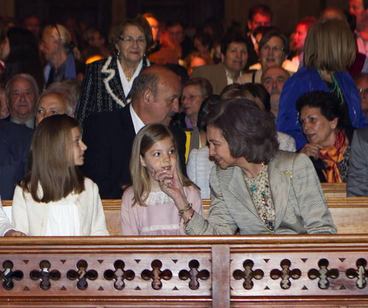 Los Reyes, sus hijas y la Reina Sofía, en la misa de Pascua en Palma
