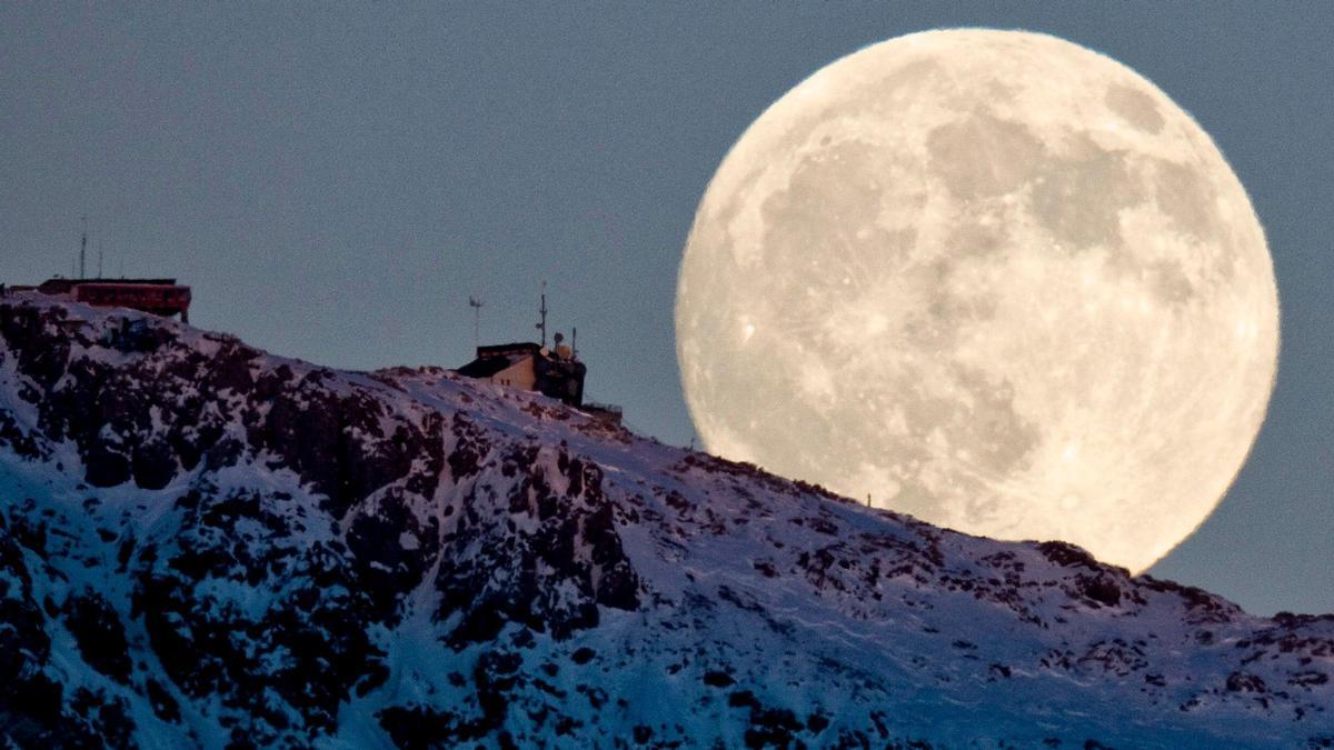 La luna asoma por detrás del pico Weissfluhjoch, en Suiza, en una imagen de archivo.