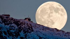 La luna asoma por detrás del pico Weissfluhjoch, en Suiza, en una imagen de archivo.