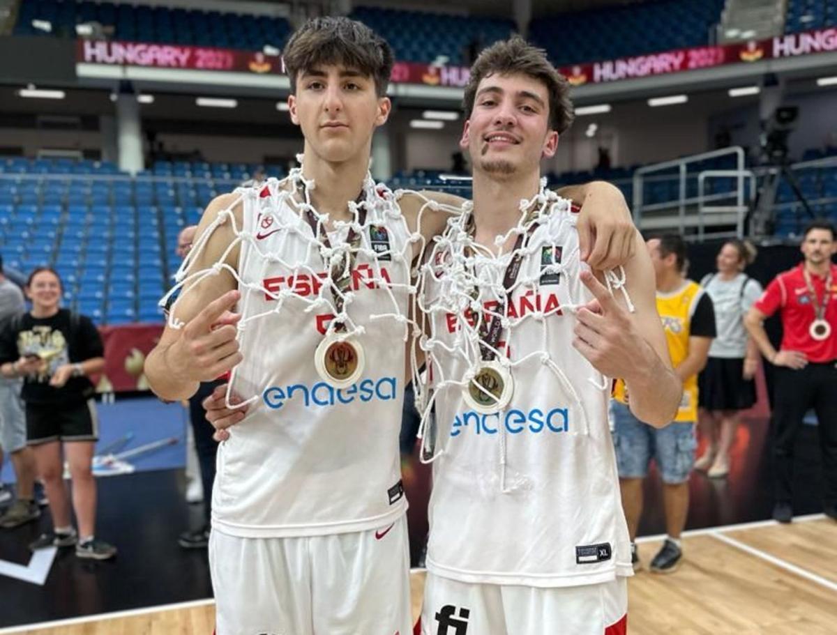 Lucas Langarita y Álex Moreno, tras ganar el Mundial sub-19.