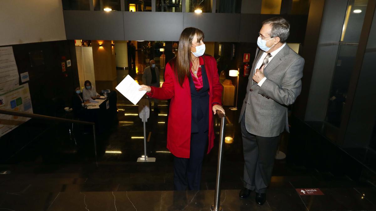 Sira Repollés y Leandro Catalán, esta tarde, durante la inauguración del Congreso de Atención Primaria, donde se ha rendido homenaje a los profesionales sanitarios fallecidos por el covid.