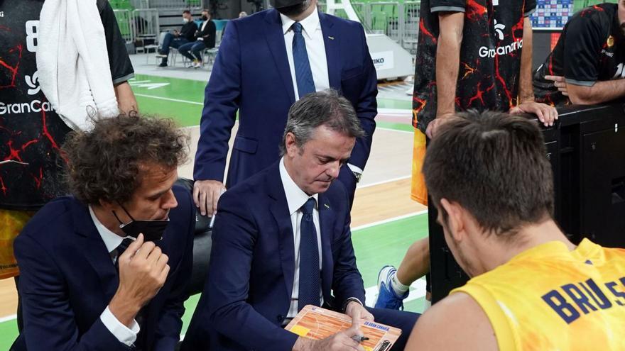 Fisac sobrevive a la racha de despidos de entrenadores en la ACB