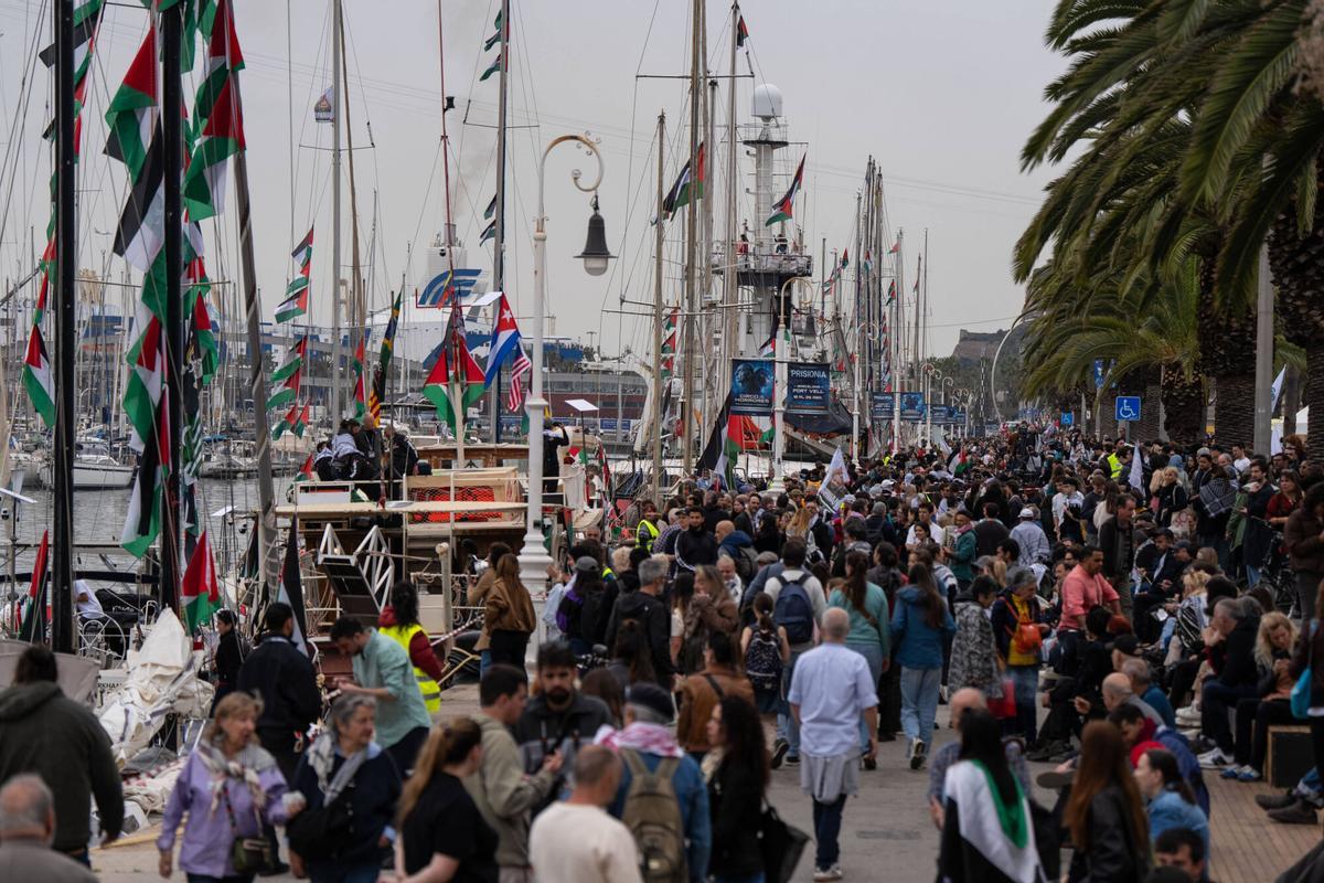Una nueva flotilla con más de setenta embarcaciones y un millar de participantes se prepara para poner rumbo a Gaza, y el puerto de Barcelona se llena de actividades para apoyar la iniciativa. Foto de Zowy Voeten