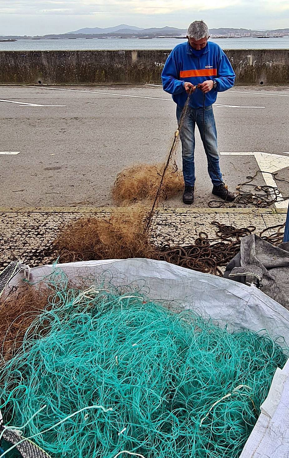 Un hombre elimina el paño para aprovechar la “plomada”.