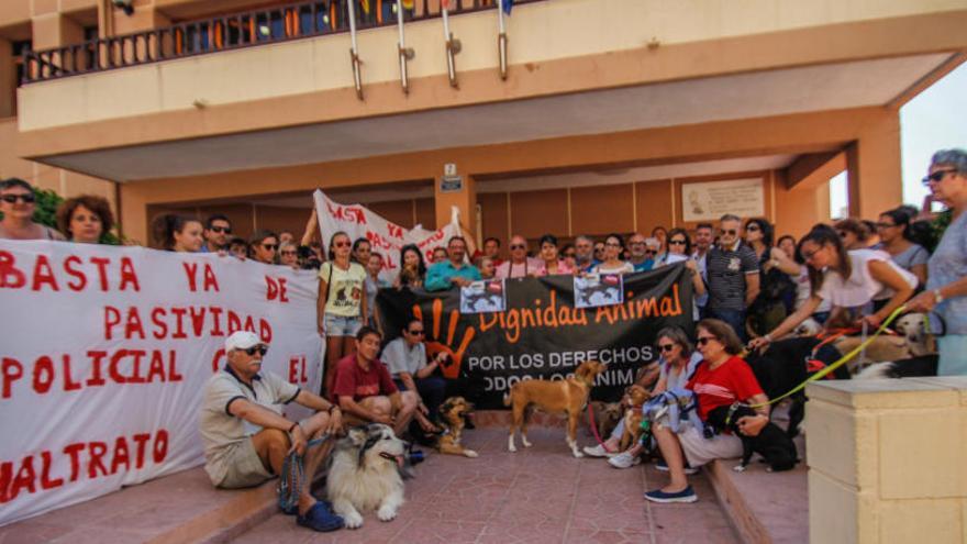 Doscientas personas se concentran por el perro al que dejaron morir de hambre