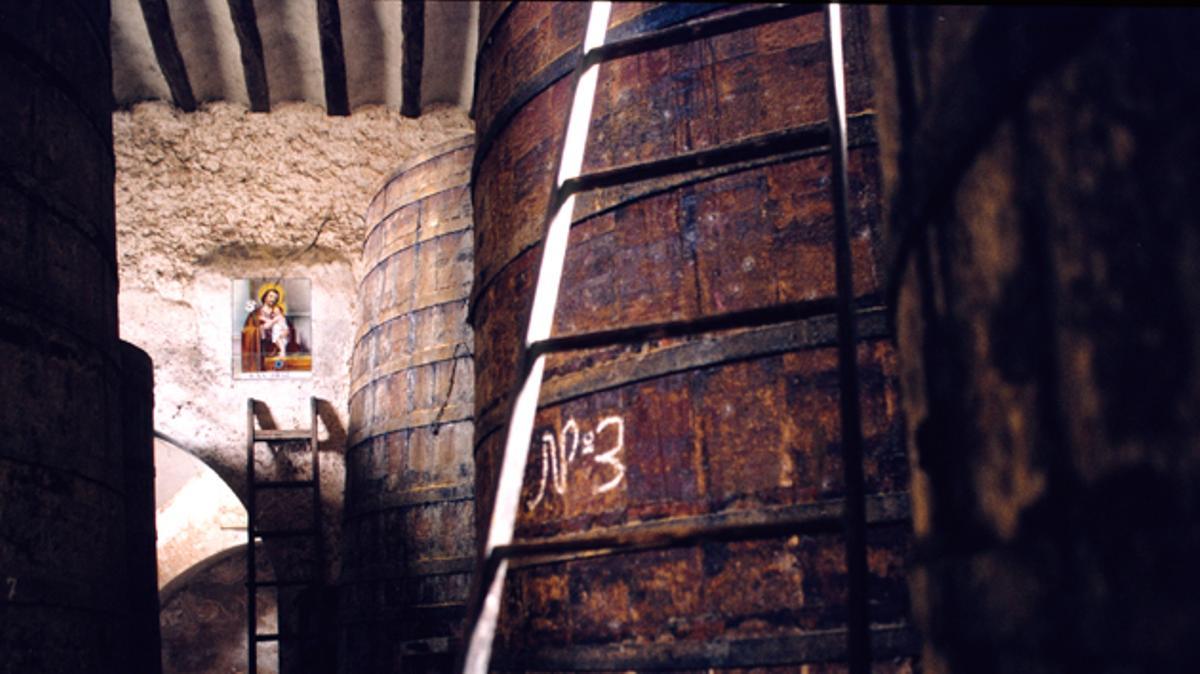 Interior de la bodega Vinya Alforí, donde los antiguos toneles de madera guardan el legado vinícola,