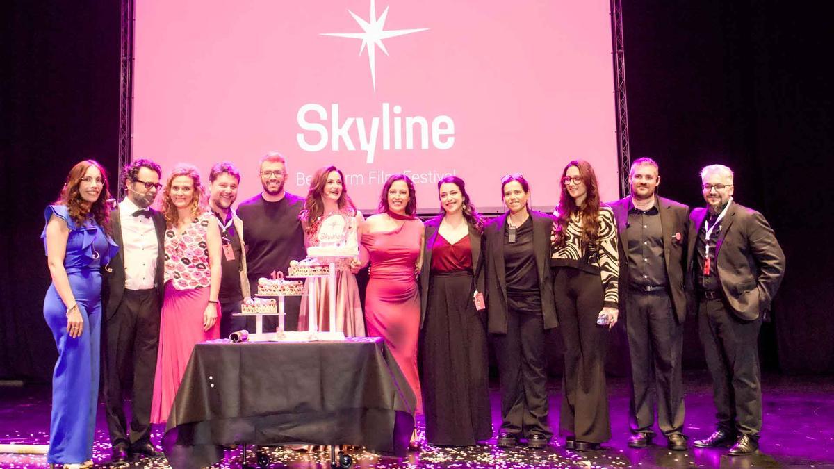 Organizadoras y participantes en el décimo aniversario del certamen benidormense.