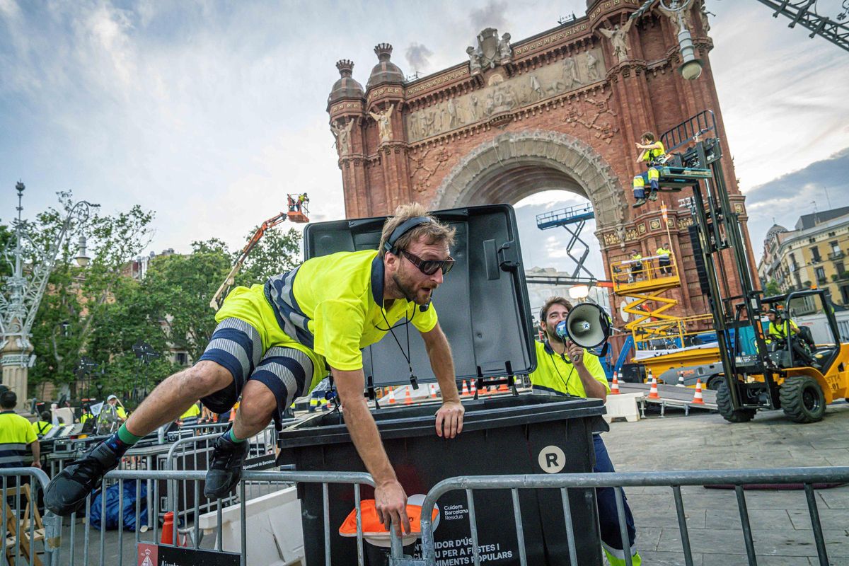 Marc Salicrú desata un espectáculo caótico con más de 300 personas en el Arc de Triomf