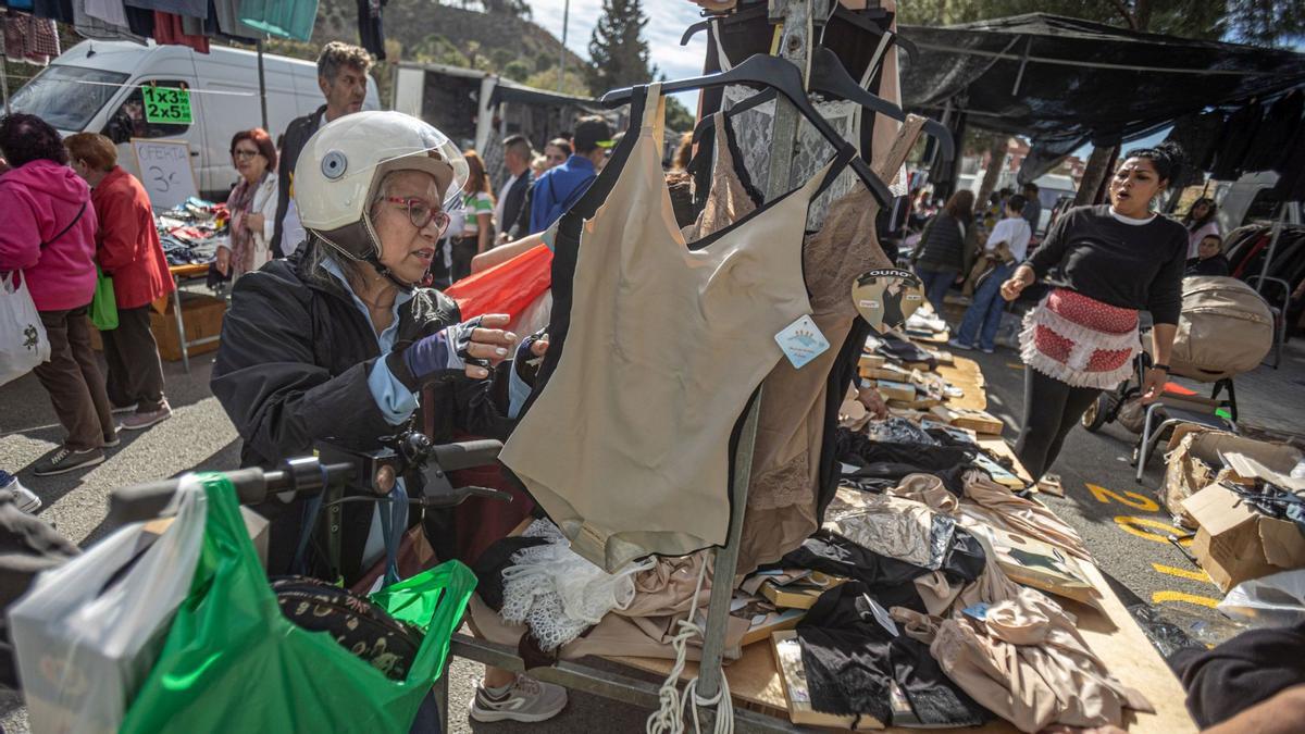 El histórico mercado ambulante inicia un exilio temporal: las obras de reforma del barrio exigen dejar libres las calles del Acer, de la Metal·lúrgia y del Crom, donde los puestos comerciales llevaban más de 50 años asentados. La nueva ubicación es desde el cruce de la calle de los Ferrocarrils Catalans con calle Foc hasta el cruce de la calle de la Mare de Déu de Port con el de calle Motors.