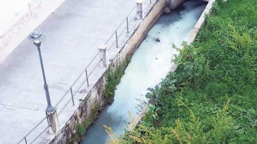 Imagen de como bajaba el río Bouzós el día 9 de agosto, todo teñido de blanco.  // G.N.