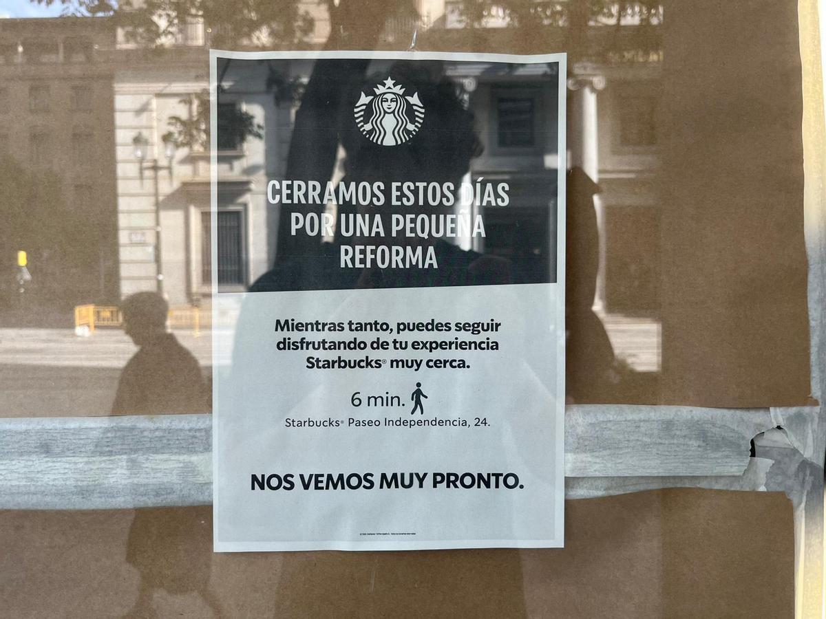 Cartel del Starbucks del Coso que anuncia su cierre por unos días