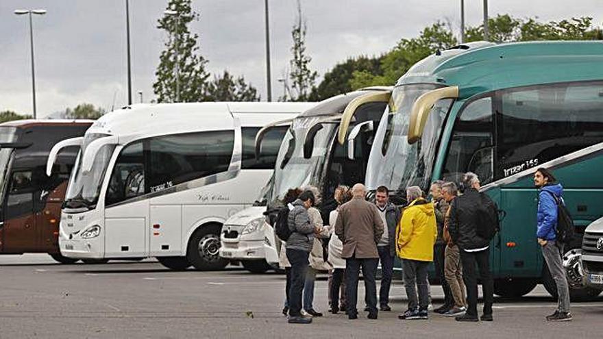 Autobusos turístics, a l&#039;aparcament de Fontajau.