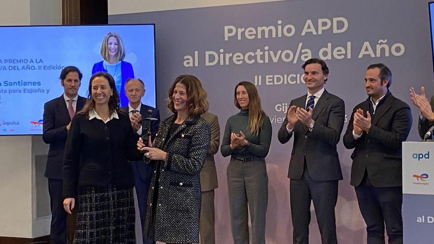 Arriba, Ángela Santianes recibe el premio de manos de Eva Rodríguez, presidenta de APD Asturias y consejera delegada de Hijos de Luis Rodríguez. A la izquierda, Santianes saluda al presidente del Sporting, David Guerra, ante la mirada de Rodríguez y de Jorge González-Palacios, director de relaciones institucionales del Ayuntamiento de  Gijón. |  Y. G. / Marcos León