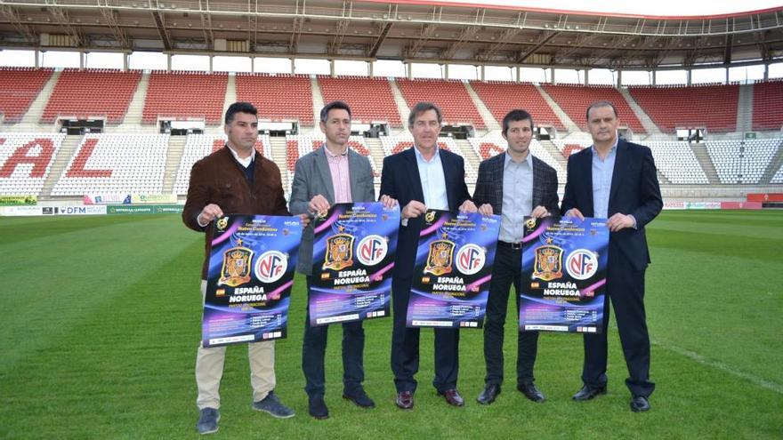 Albert Celades (2º derecha) posa con Víctor Alonso, Monje Carrillo, Rosagro y Corbello.