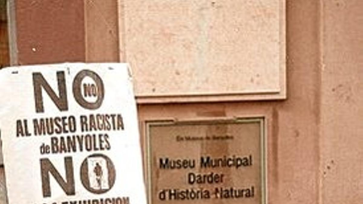 Arcelín (a la derecha), en una protesta ante el Museu Darder, en 1997.